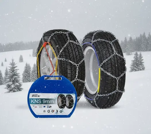 dwie opony z założonymi łańcuchami na koła, w tle pagórki pokryte śniegiem