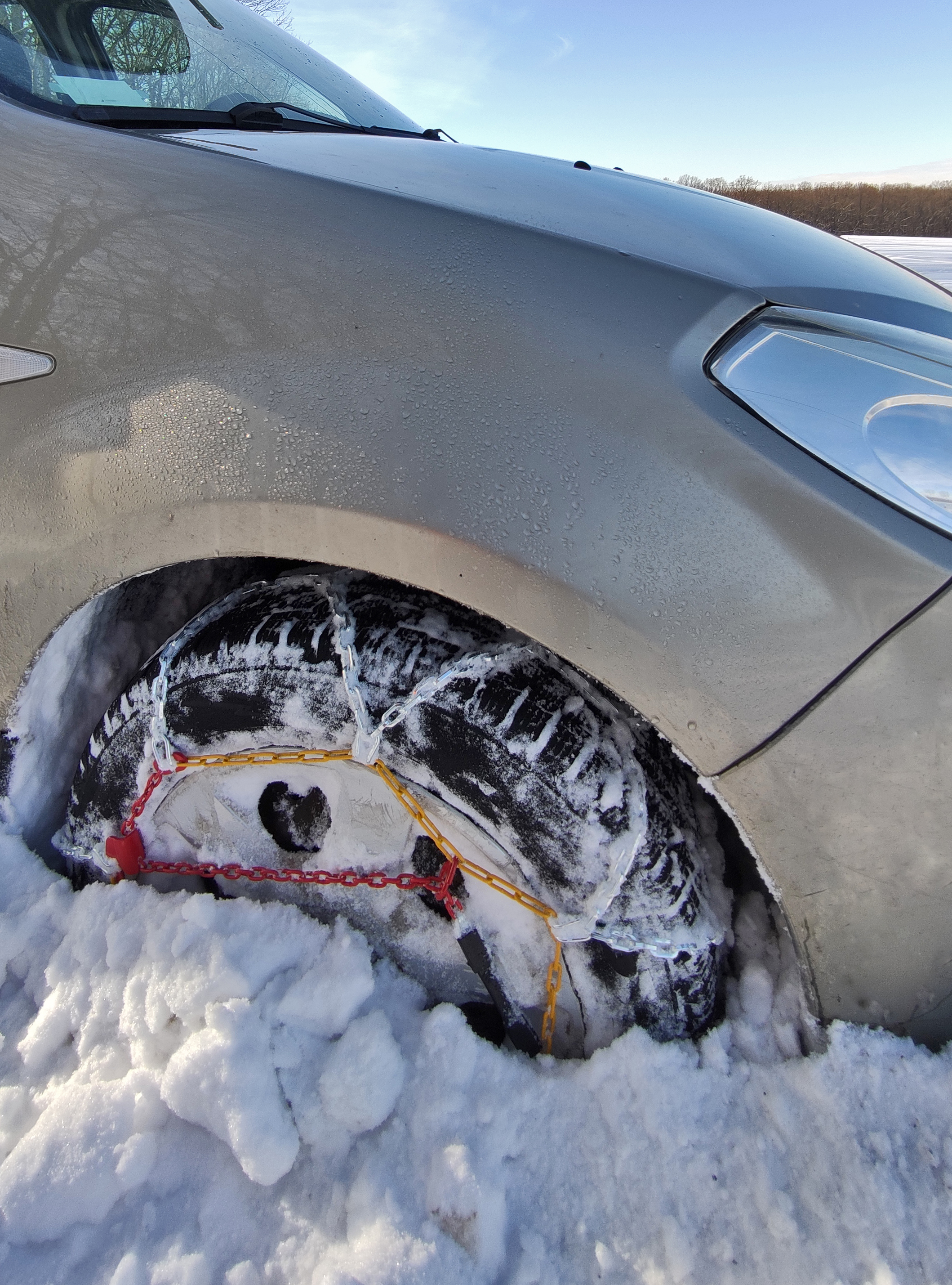  snow-chain-on-a-wheel-in-deep-snow-in-winter-2026-01-09-08-22-35-utc