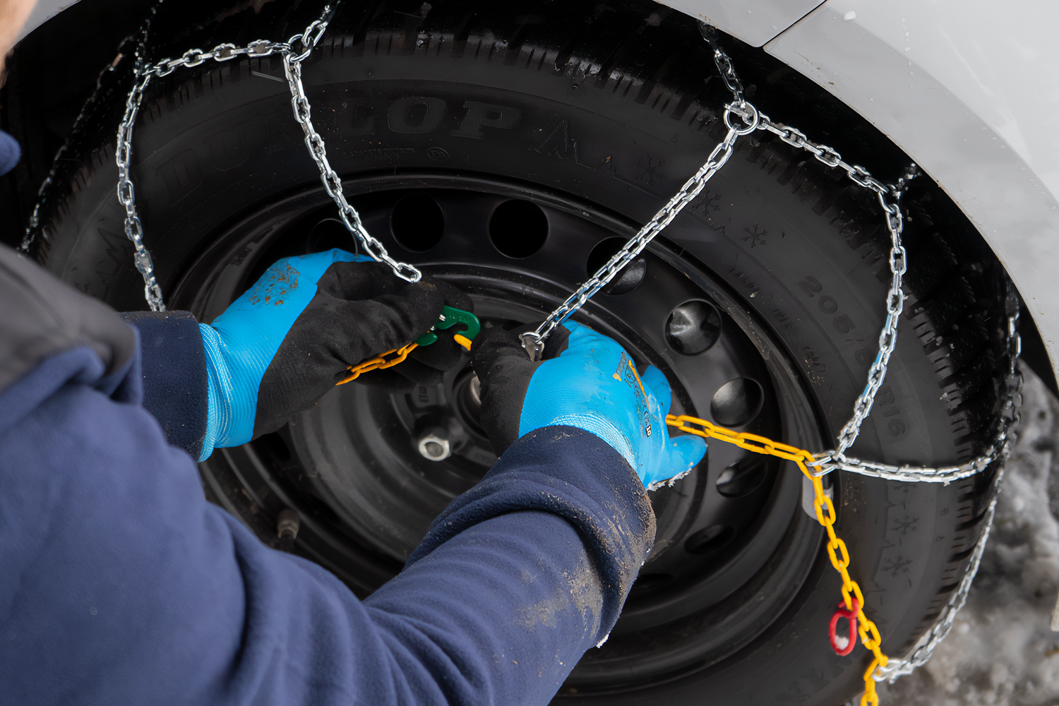 łańcuchy śniegowe – jak poprawnie wykonać montaż bez ryzyka dla abs i esp