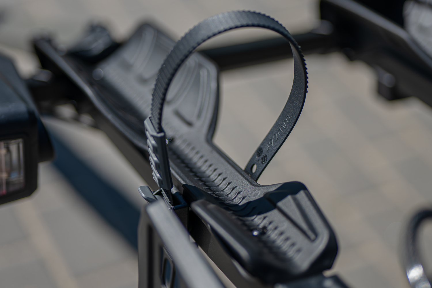 jak przymocować rower do bagażnika rowerowego