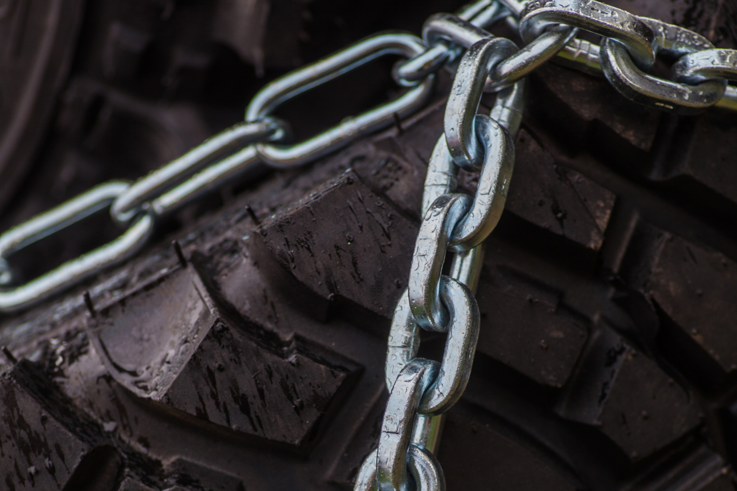 Łańcuchy na koła czy opaski? Jaki typ łańcuchów śniegowych wybrać?