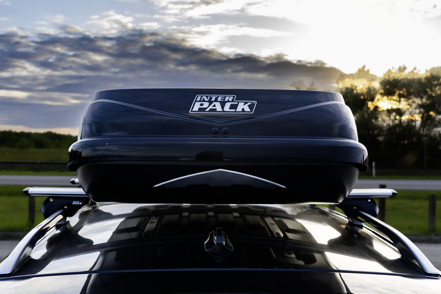 Zalety boxów dachowych - dlaczego warto je wybrać na każdą podróż?