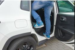 Stopień drzwiowy LAMPA z młotkiem bezpieczeństwa