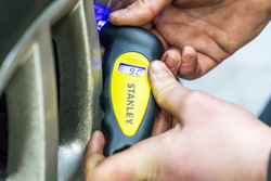 Cyfrowy miernik ciśnienia w oponach STANLEY Automotive zakres 0–6,2 bar