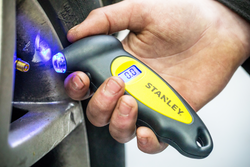 Cyfrowy miernik ciśnienia w oponach STANLEY Automotive zakres 0–6,2 bar
