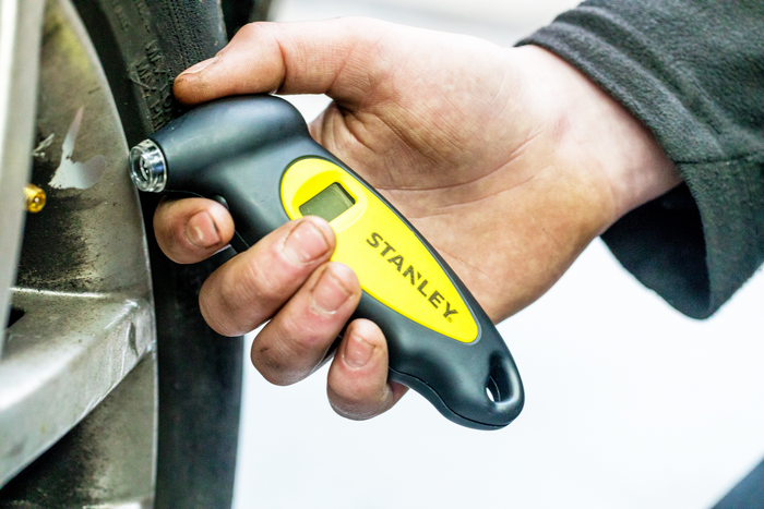 Cyfrowy miernik ciśnienia w oponach STANLEY Automotive zakres 0–6,2 bar
