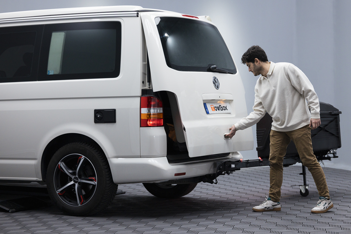 Towbox Camper Alpha czarny LED (short) - bagażnik box montowany na hak